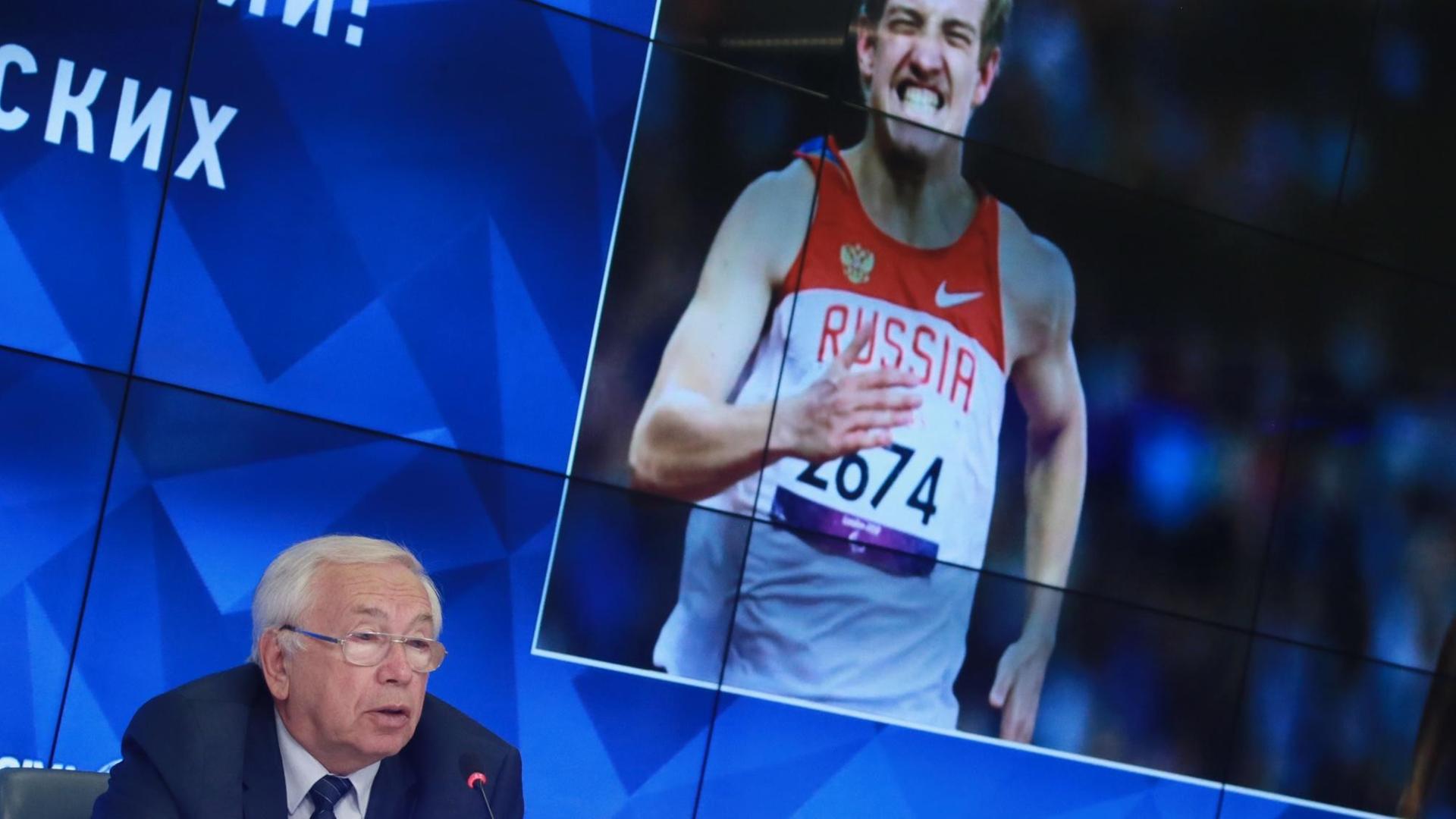 Vladimir Lukin, Präsident des Russischen Paralympischen Komitees, bei einer PK zur Entscheidung des IPC, Russland von den Spielen in Rio auszuschließen. Vladimir Lukin, Präsident des Russischen Paralympischen Komitees, bei einer PK zur Entscheidung des IPC, Russland von den Spielen in Rio auszuschließen.