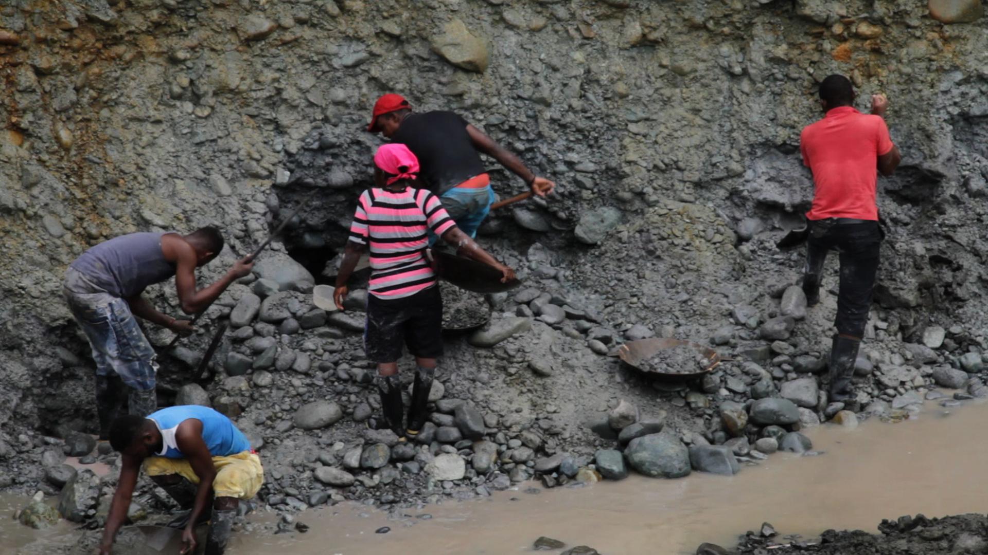 Illegale Goldminen am Fluss Bebará, Chocó, Kolumbien Illegale Goldminen am Fluss Bebará, Chocó, Kolumbien