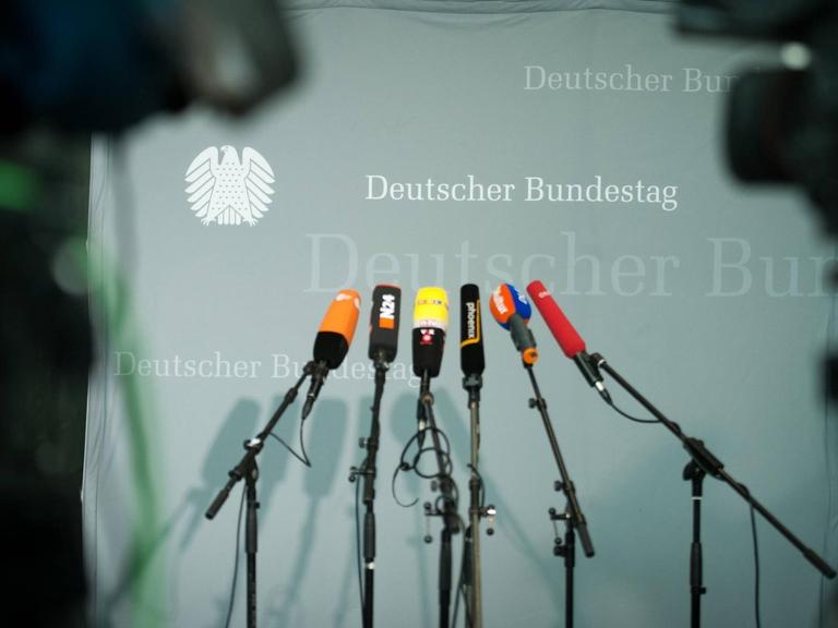 Mikrofone stehen im Bundestag. 