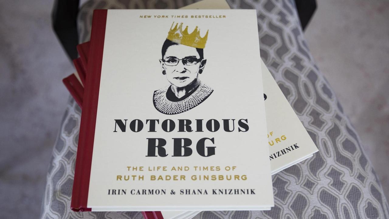 Ruth Bader Ginsburg mit aufgemalter Krone auf dem Cover einer Biographie. 