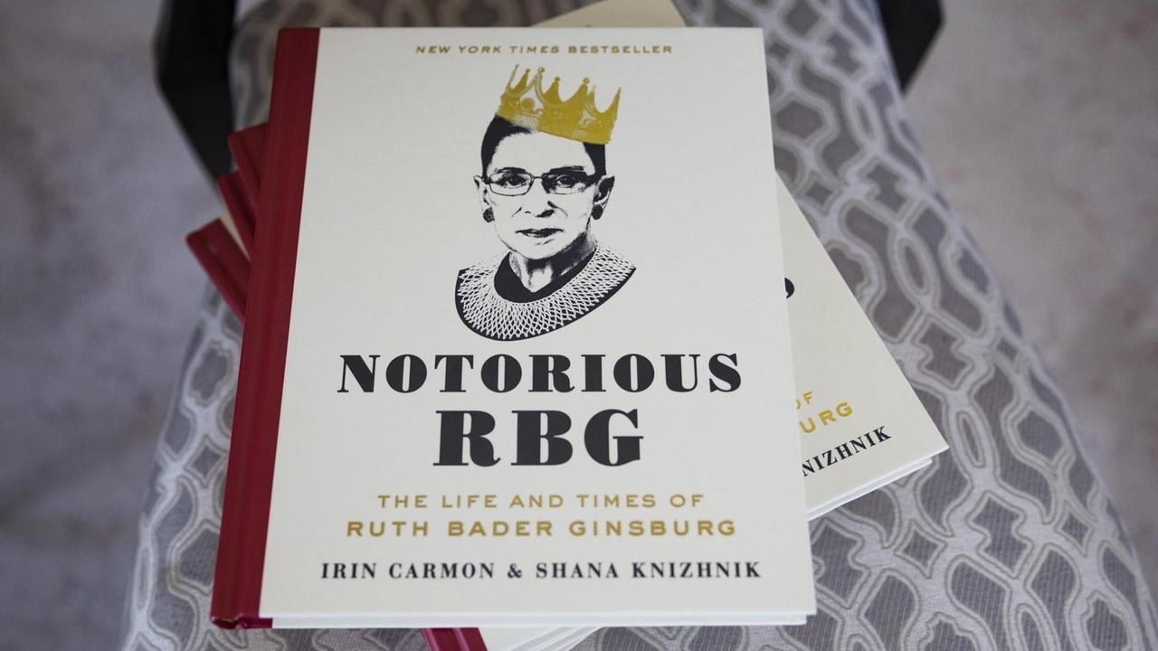 Ruth Bader Ginsburg mit aufgemalter Krone auf dem Cover einer Biographie. Ruth Bader Ginsburg mit aufgemalter Krone auf dem Cover einer Biographie.