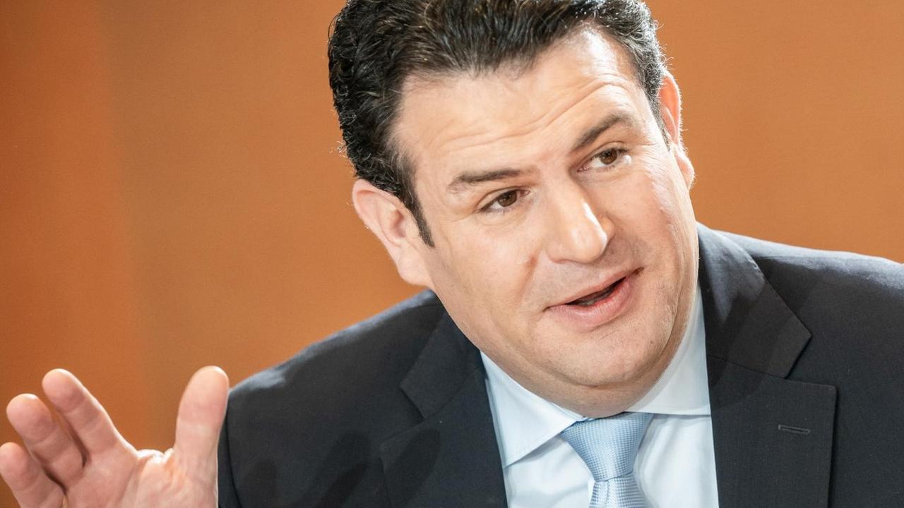 Hubertus Heil (SPD), Bundesminister für Arbeit und Soziales, wartet auf den Beginn der wöchentlichen Kabinettssitzung im Kanzleramt. Hubertus Heil (SPD), Bundesminister für Arbeit und Soziales, wartet auf den Beginn der wöchentlichen Kabinettssitzung im Kanzleramt.