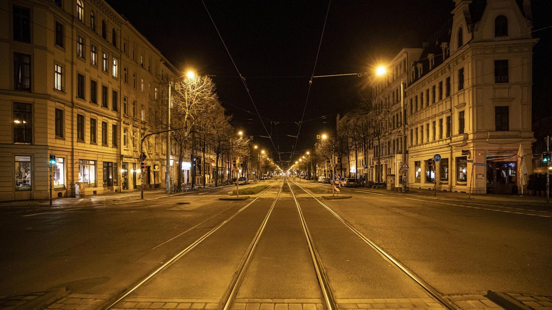Straßenszene: Aufgrund der geltenden Allgemeinverfügung zum Schutz vor dem Coronavirus ist Leipzig zu einer Geisterstadt geworden. Straßenszene: Aufgrund der geltenden Allgemeinverfügung zum Schutz vor dem Coronavirus ist Leipzig zu einer Geisterstadt geworden.