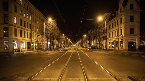 Straßenszene: Aufgrund der geltenden Allgemeinverfügung zum Schutz vor dem Coronavirus ist Leipzig zu einer Geisterstadt geworden.