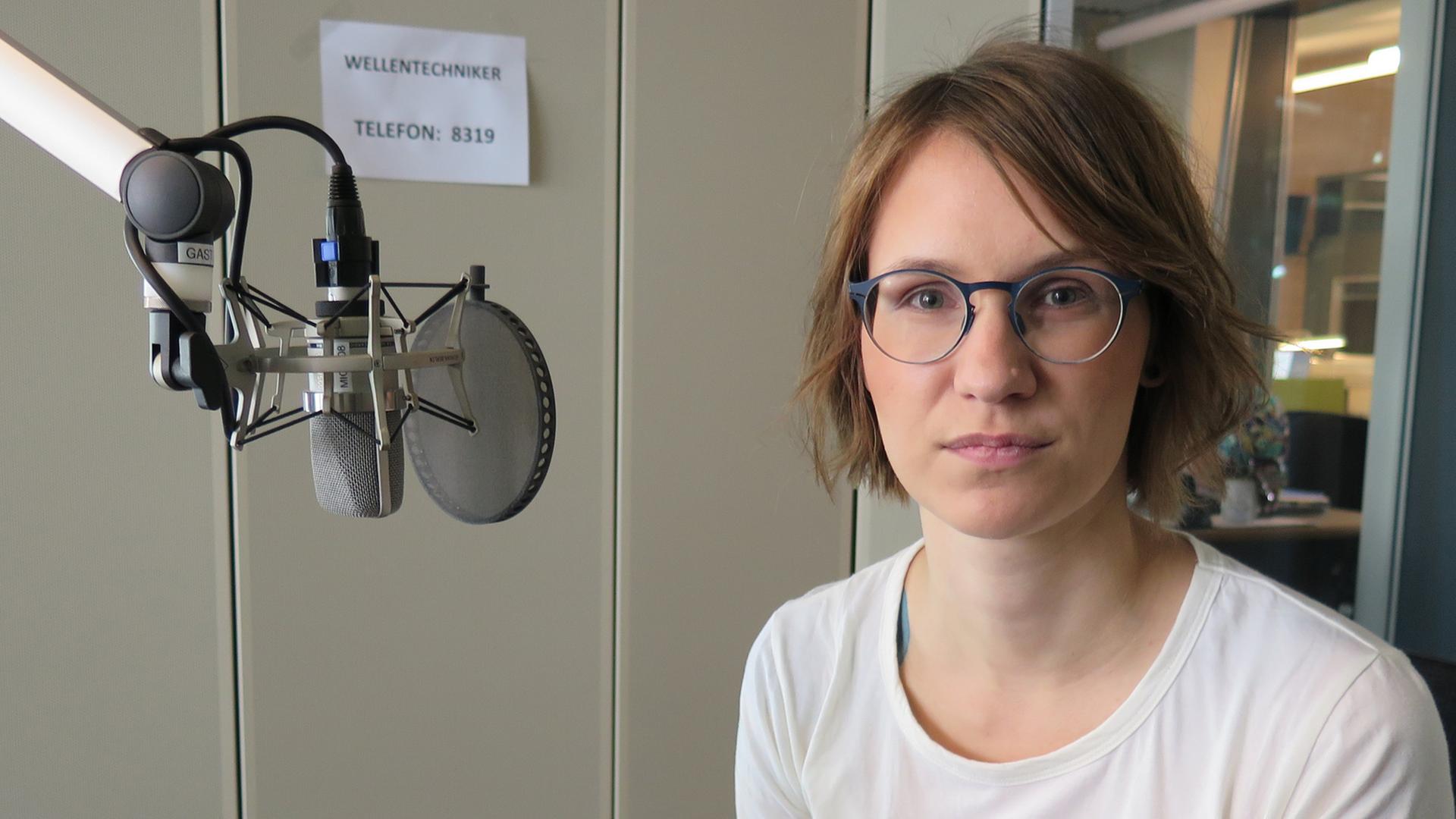 Niah Finnik in einem Studio von Deutschlandradio Kultur Niah Finnik in einem Studio von Deutschlandradio Kultur
