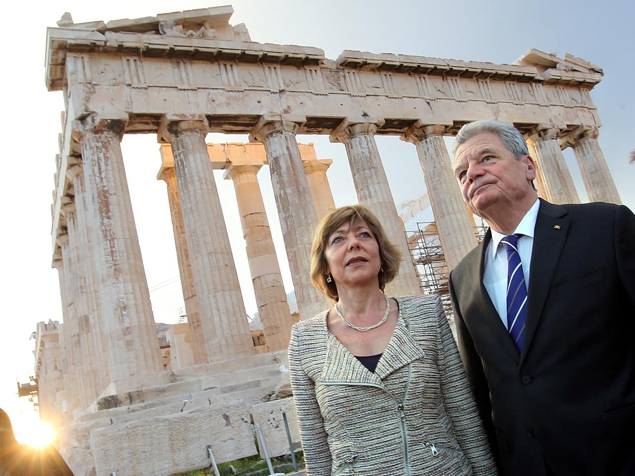 Bundespräsident Joachim Gauck und seine Lebensgefährtin Daniela Schadt besichtigen am 05.03.2014 in Athen die Akropolis. Das deutsche Staatsoberhaupt hält sich zu einem dreitägigen Besuch in Griechenland auf.