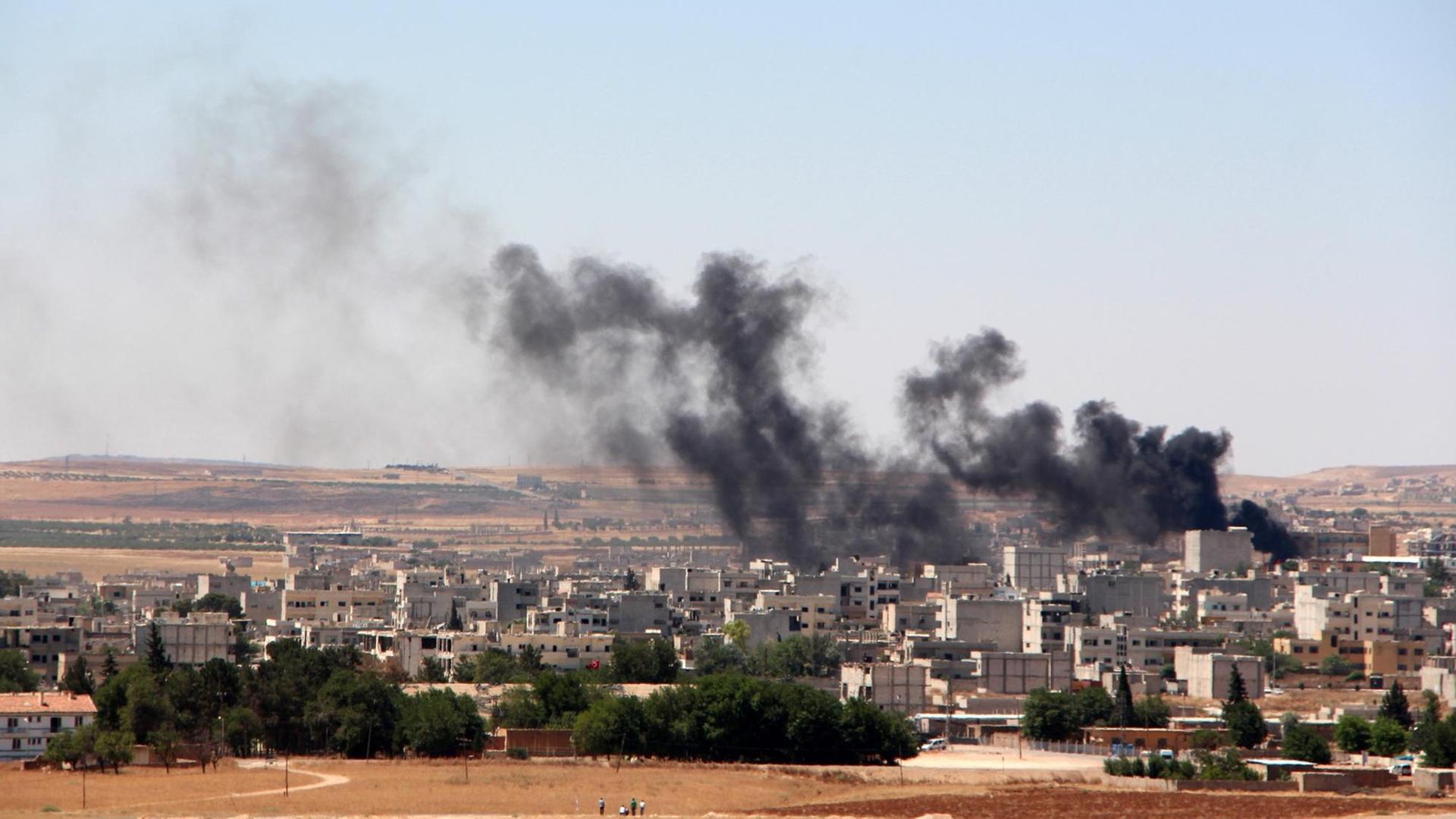 Blick von der Türkei auf die umkämpfe syrische Stadt Kobane. Blick von der Türkei auf die umkämpfe syrische Stadt Kobane.