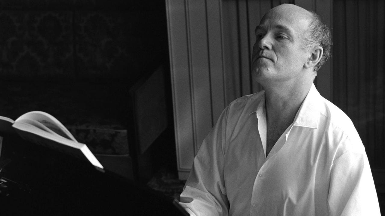 Swjatoslav Richter in würdevoller Pose am Klavier. Swjatoslav Richter in würdevoller Pose am Klavier.