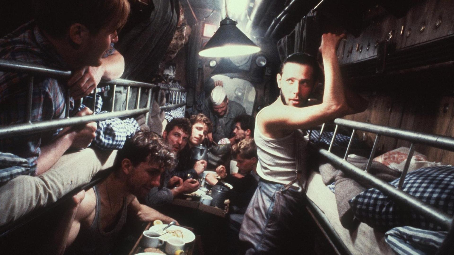 Blick in den Mannschaftsraum des U-Boots in einer Szene des Films "Das Boot", in dem das Schicksal der Mannschaft an Bord der "U 96" im Zweiten Weltkrieg geschildert wird.