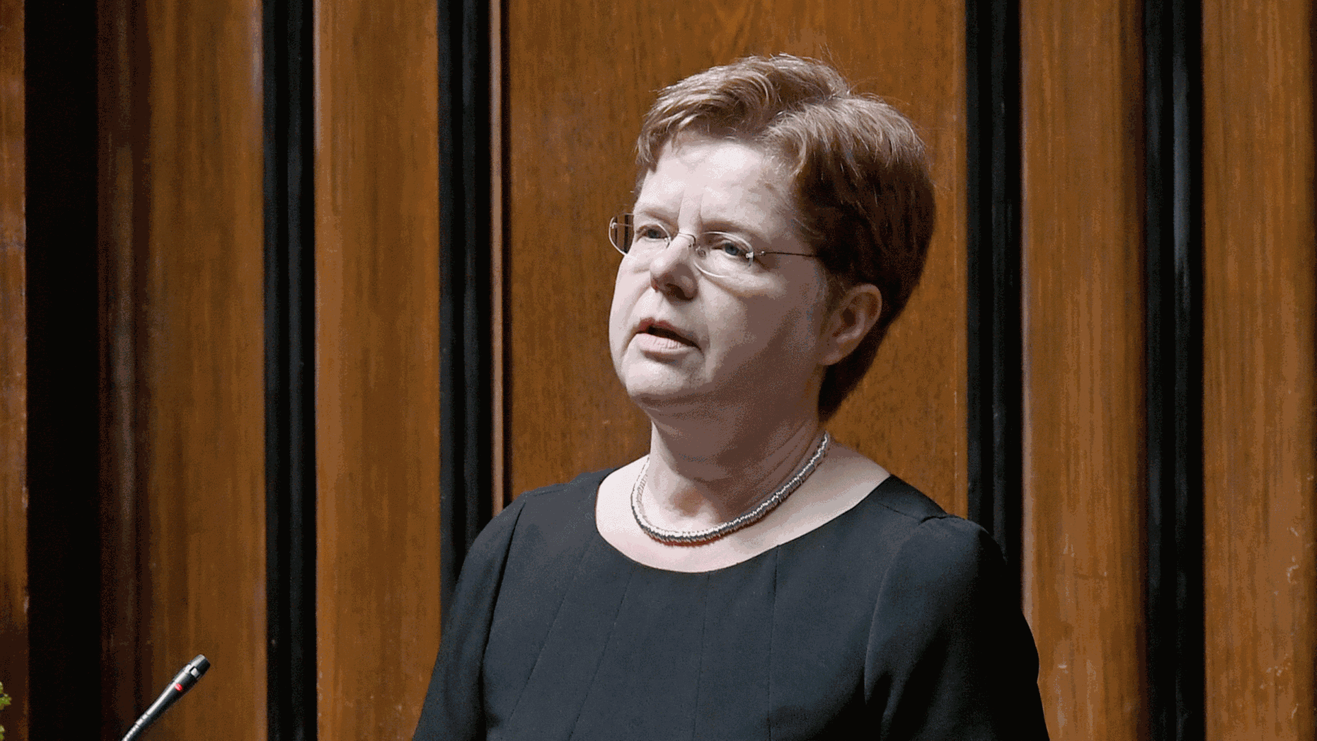 Susanne Rode-Breymann spricht an einem Mikrofon im Hodlersaal im Neuen Rathaus Hannover. Susanne Rode-Breymann spricht an einem Mikrofon im Hodlersaal im Neuen Rathaus Hannover.