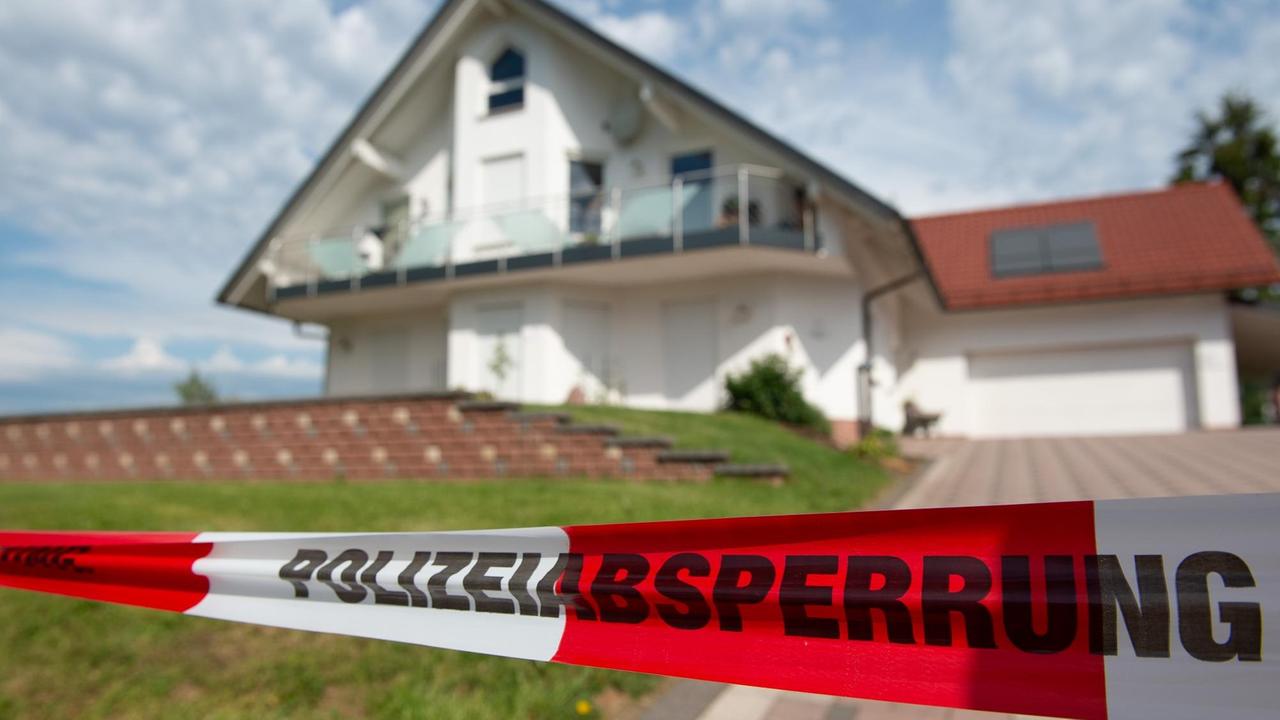 Das Foto zeigt ein Absperrband mit der Aufschrift "Polizeiabsperrung" ist vor dem Haus des getöteten Kasseler Regierungspräsidenten Walter Lübcke. Das Foto zeigt ein Absperrband mit der Aufschrift "Polizeiabsperrung" ist vor dem Haus des getöteten Kasseler Regierungspräsidenten Walter Lübcke.