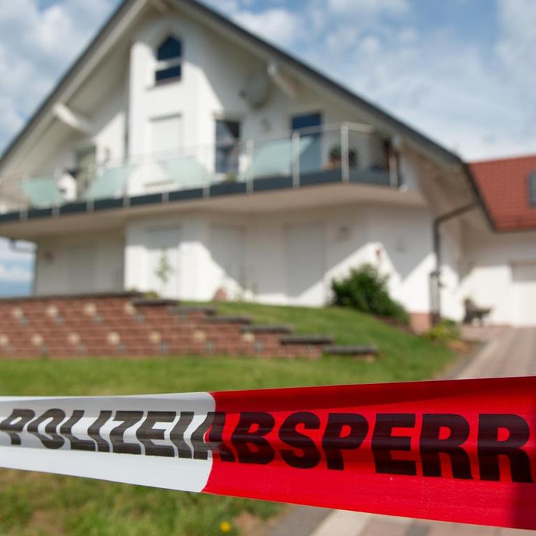 Das Foto zeigt ein Absperrband mit der Aufschrift "Polizeiabsperrung" ist vor dem Haus des getöteten Kasseler Regierungspräsidenten Walter Lübcke.