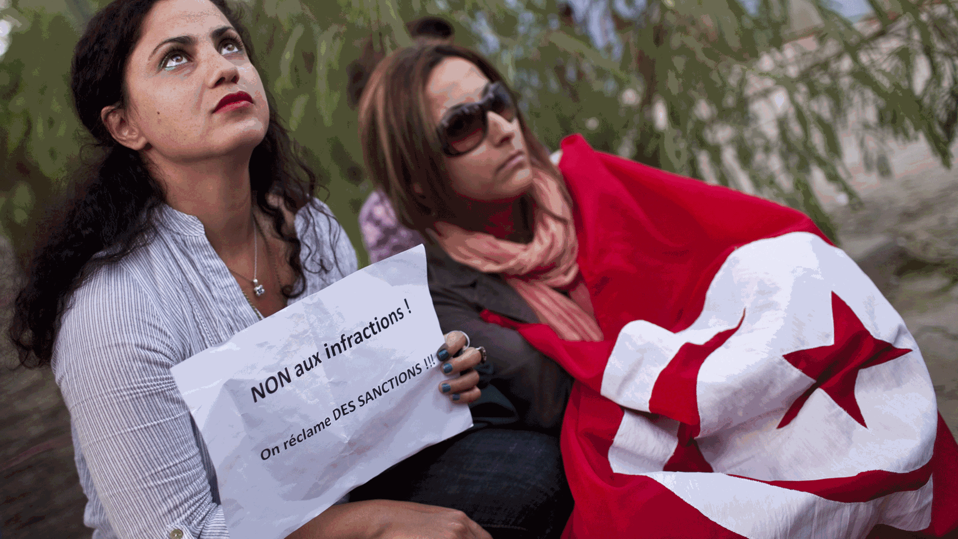 Zwei Tunesierinnen auf einer Demonstration 2011. Sie fordern nach dem Diktator Zine El Abidine Ben Ali Sanktionen gegen die frühere Regierung. Zwei Tunesierinnen auf einer Demonstration 2011. Sie fordern nach dem Diktator Zine El Abidine Ben Ali Sanktionen gegen die frühere Regierung.