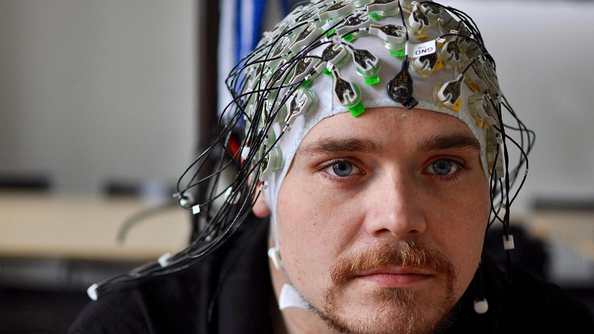 Sebastian Reul hatte vor seinem Abitur einen Unfall als Beifahrer. Er ist vom Hals abwärts gelähmt. Beim Cybathlon wird er ein Computerspiel mit seinen Gedanken steuern, es ist eine von sechs Disziplinen des Wettbewerbs. Sebastian Reul hatte vor seinem Abitur einen Unfall als Beifahrer. Er ist vom Hals abwärts gelähmt. Beim Cybathlon wird er ein Computerspiel mit seinen Gedanken steuern, es ist eine von sechs Disziplinen des Wettbewerbs.