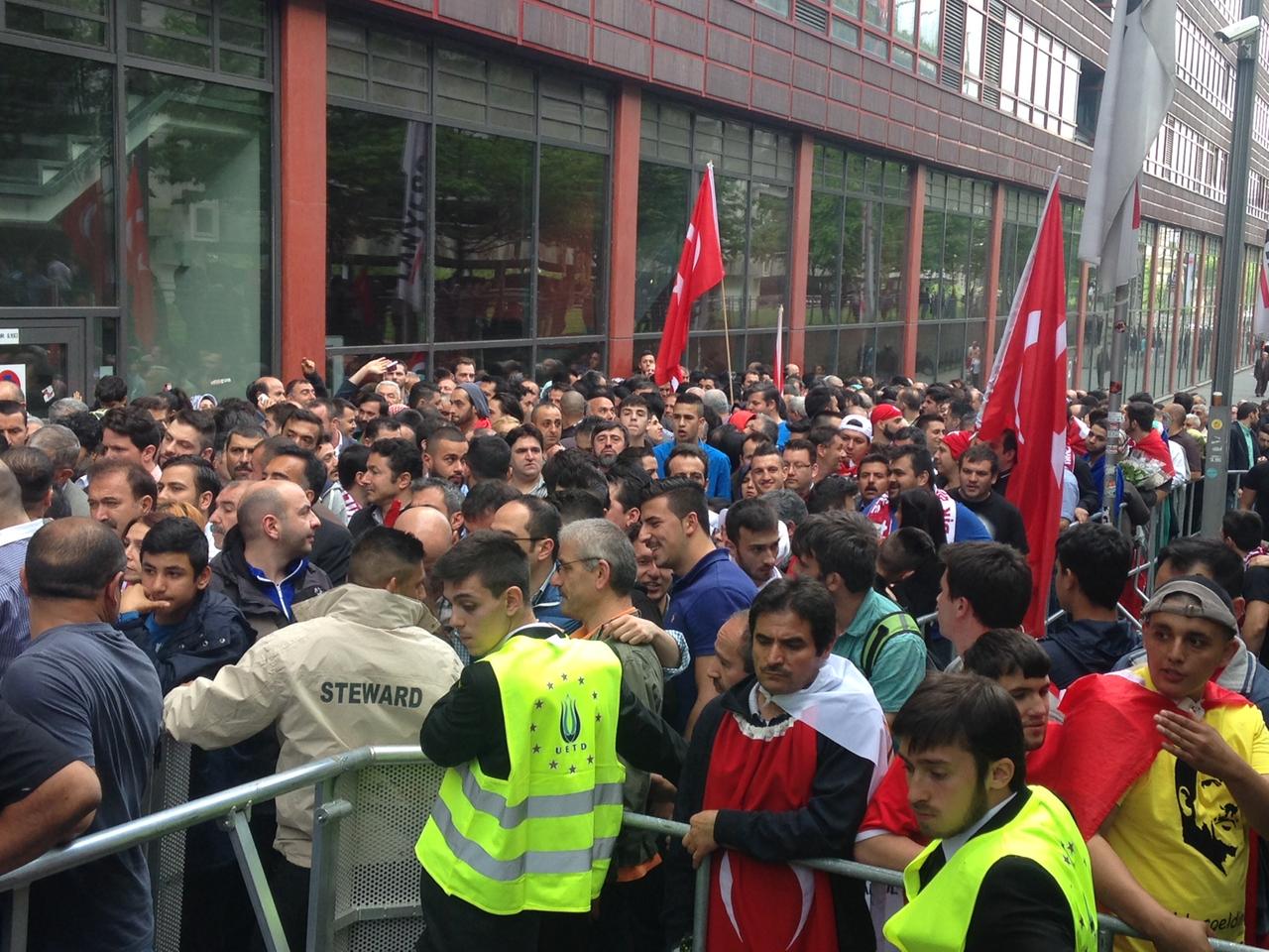 Menschen warten vor der Lanxessarena in Köln Menschen warten vor der Lanxessarena in Köln