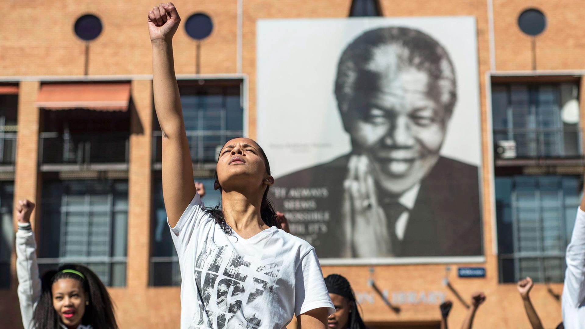 Die Zukunft Südafrikas: Junge Menschen vor einem Nelson Mandela Portrait in Johannesburg Die Zukunft Südafrikas: Junge Menschen vor einem Nelson Mandela Portrait in Johannesburg