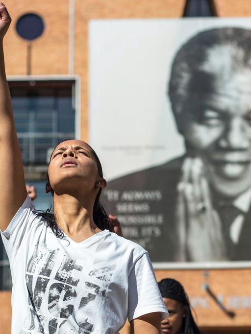 Die Zukunft Südafrikas: Jugendliche vor einem Nelson Mandela Porträt in Johannesburg