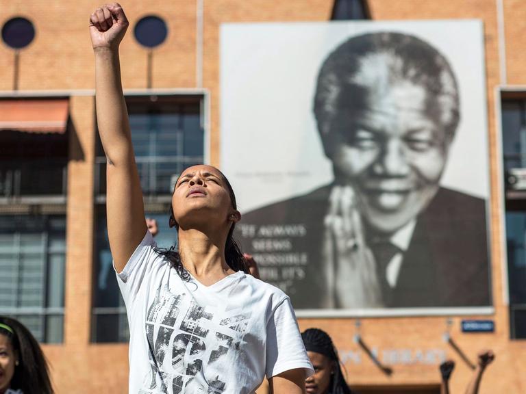 Die Zukunft Südafrikas: Jugendliche vor einem Nelson Mandela Porträt in Johannesburg