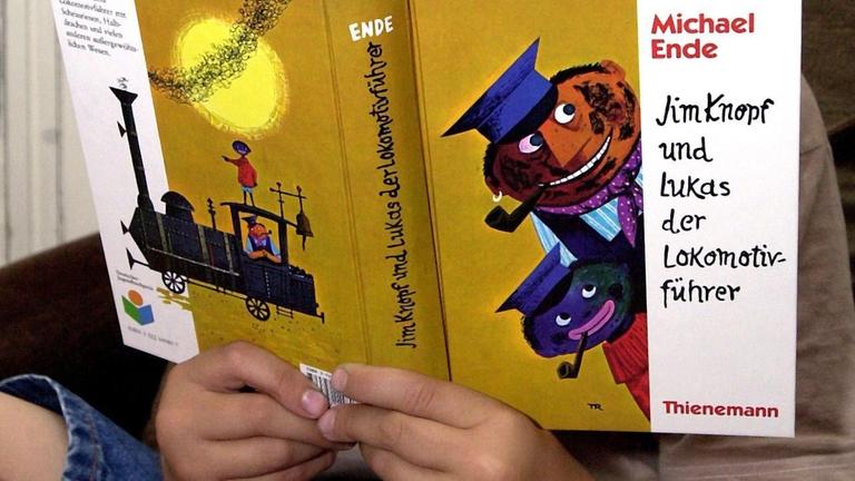 Lesen macht Spaß: Der zwölfjährige Tobias hat sich am 3.8.2000 in seinem Zimmer in Stuttgart in Michael Endes Welterfolg "Jim Knopf und Lukas der Lokomotivführer" vertieft. Das Kinderbuch feierte am 9. August 2000 seinen 40. Geburtstag. Bis heute wurde der Bestseller in 25 Sprachen, darunter litauisch und koreanisch, übersetzt und drei Millionen Mal verkauft. Lesen macht Spaß: Der zwölfjährige Tobias hat sich am 3.8.2000 in seinem Zimmer in Stuttgart in Michael Endes Welterfolg "Jim Knopf und Lukas der Lokomotivführer" vertieft. Das Kinderbuch feierte am 9. August 2000 seinen 40. Geburtstag. Bis heute wurde der Bestseller in 25 Sprachen, darunter litauisch und koreanisch, übersetzt und drei Millionen Mal verkauft.