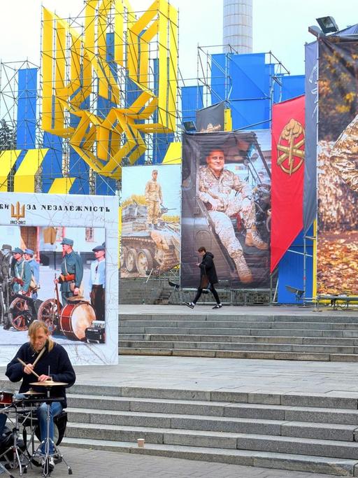 Um den Mikhailovski Dom in Kiew hängen teilweise sehr große Portraits der seit 2014 im Krieg getöteten Soldaten.