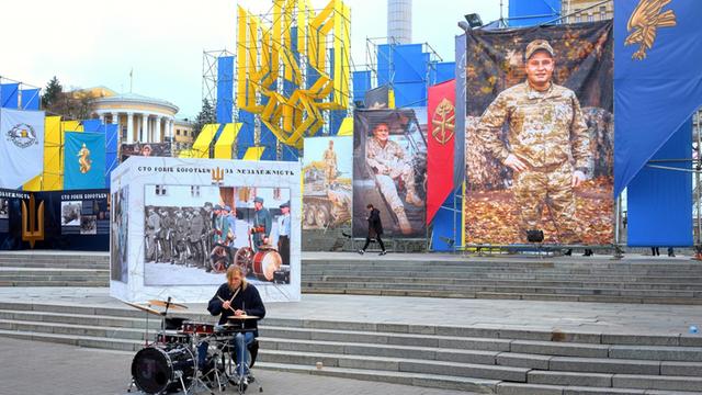 Um den Mikhailovski Dom in Kiew hängen teilweise sehr große Portraits der seit 2014 im Krieg getöteten Soldaten.