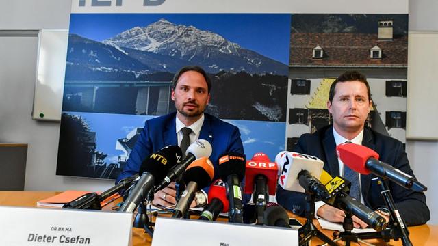 Dieter Csefan vom österreichischen Bundeskriminalamt und Hansjörg Mayr von der Staatsanwaltschaft Innsbruck bei einer Pressekonferenz zum Dopingskandal bei der Nordischen Ski-WM.