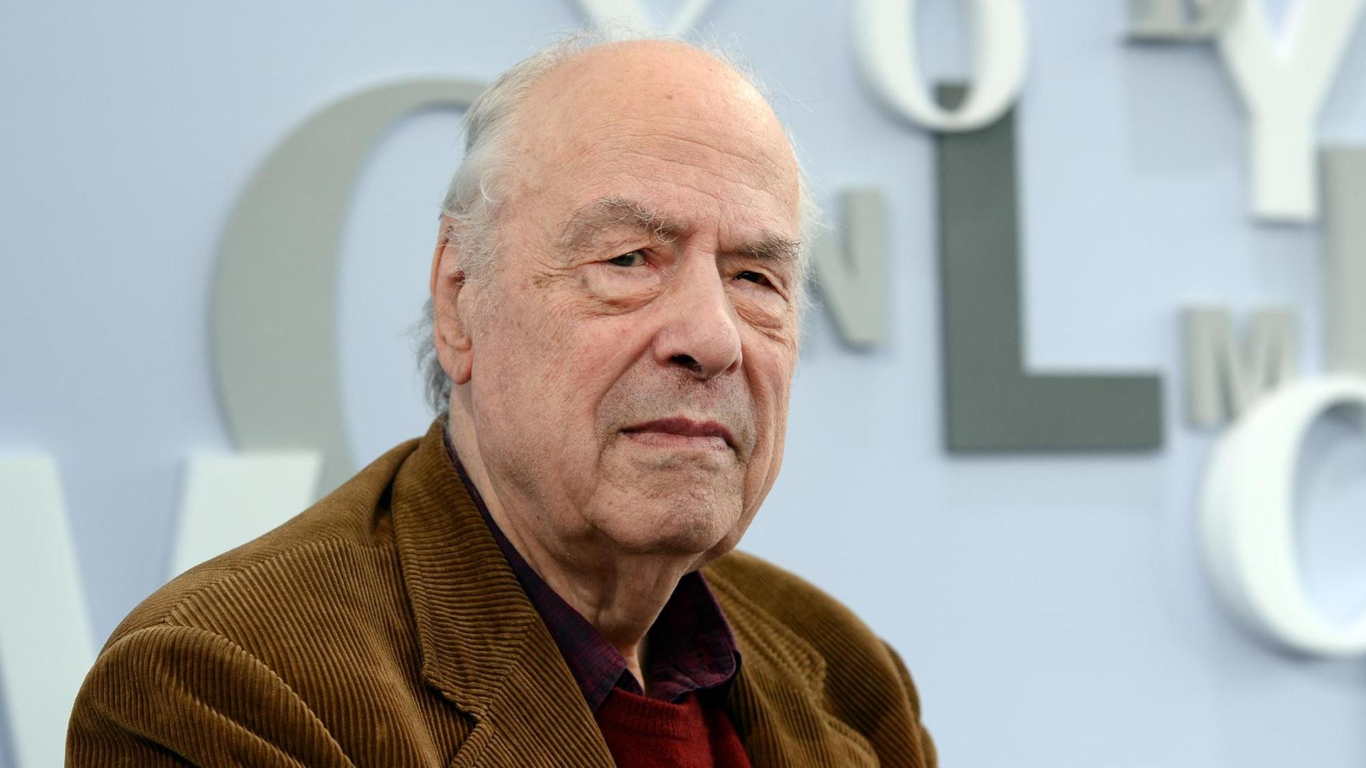 Der 84-jährige Autor Karl-Heinz Bohrer blickt in die Kamera. Er trägt ein braunes Cordsakko und im Hintergrund ist eine Buchstaben-Dekoration der Leipziger Buchmesse zu sehen. Der 84-jährige Autor Karl-Heinz Bohrer blickt in die Kamera. Er trägt ein braunes Cordsakko und im Hintergrund ist eine Buchstaben-Dekoration der Leipziger Buchmesse zu sehen.