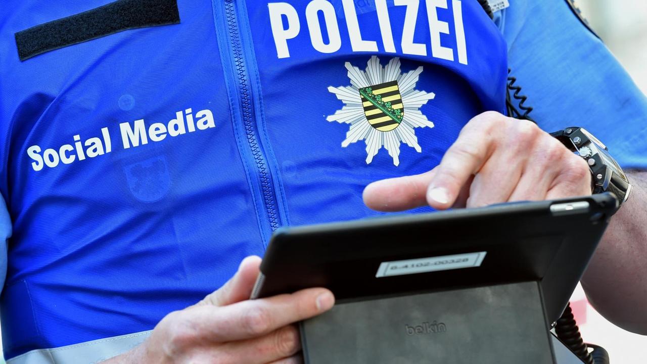 Beamte aus dem Social Media Team der Polizei sind am 08.05.2016 bei einer Großveranstaltung im Zentrum von Leipzig (Sachsen) mit einem Tablet unterwegs. Im Zeitalter der sozialen Medien bedient sich auch die Polizei der neuen Kommunikationsmittel und informiert etwa über den Kurznachrichtendienst Twitter über das aktuelle Geschen vor Ort. Beamte aus dem Social Media Team der Polizei sind am 08.05.2016 bei einer Großveranstaltung im Zentrum von Leipzig (Sachsen) mit einem Tablet unterwegs. Im Zeitalter der sozialen Medien bedient sich auch die Polizei der neuen Kommunikationsmittel und informiert etwa über den Kurznachrichtendienst Twitter über das aktuelle Geschen vor Ort.