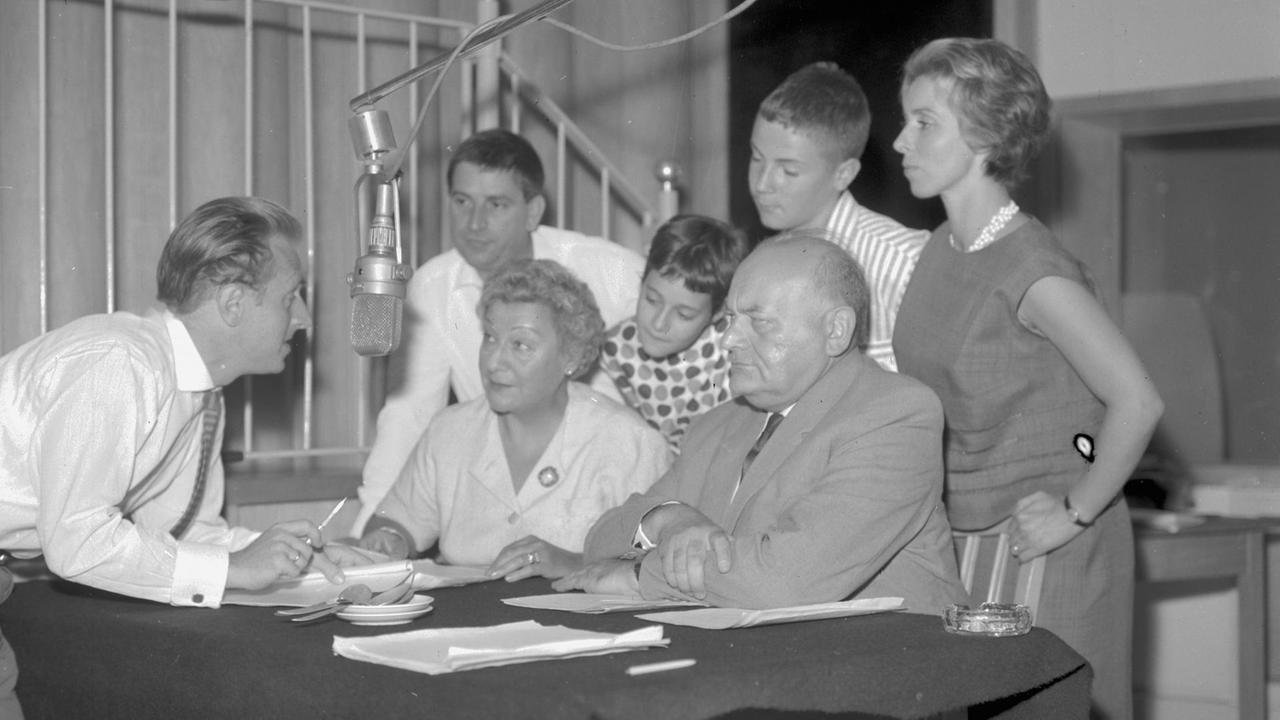 Robert Stromberger (li.), Otti Ottmar (vorne Mitte), P. Walter Jakob (vorne rechts), Danielo Devaux (hinten links), Marianne Steinbrecher (re.), die Namen Kinderdarsteller sind leider nicht bekannt Robert Stromberger (li.), Otti Ottmar (vorne Mitte), P. Walter Jakob (vorne rechts), Danielo Devaux (hinten links), Marianne Steinbrecher (re.), die Namen Kinderdarsteller sind leider nicht bekannt