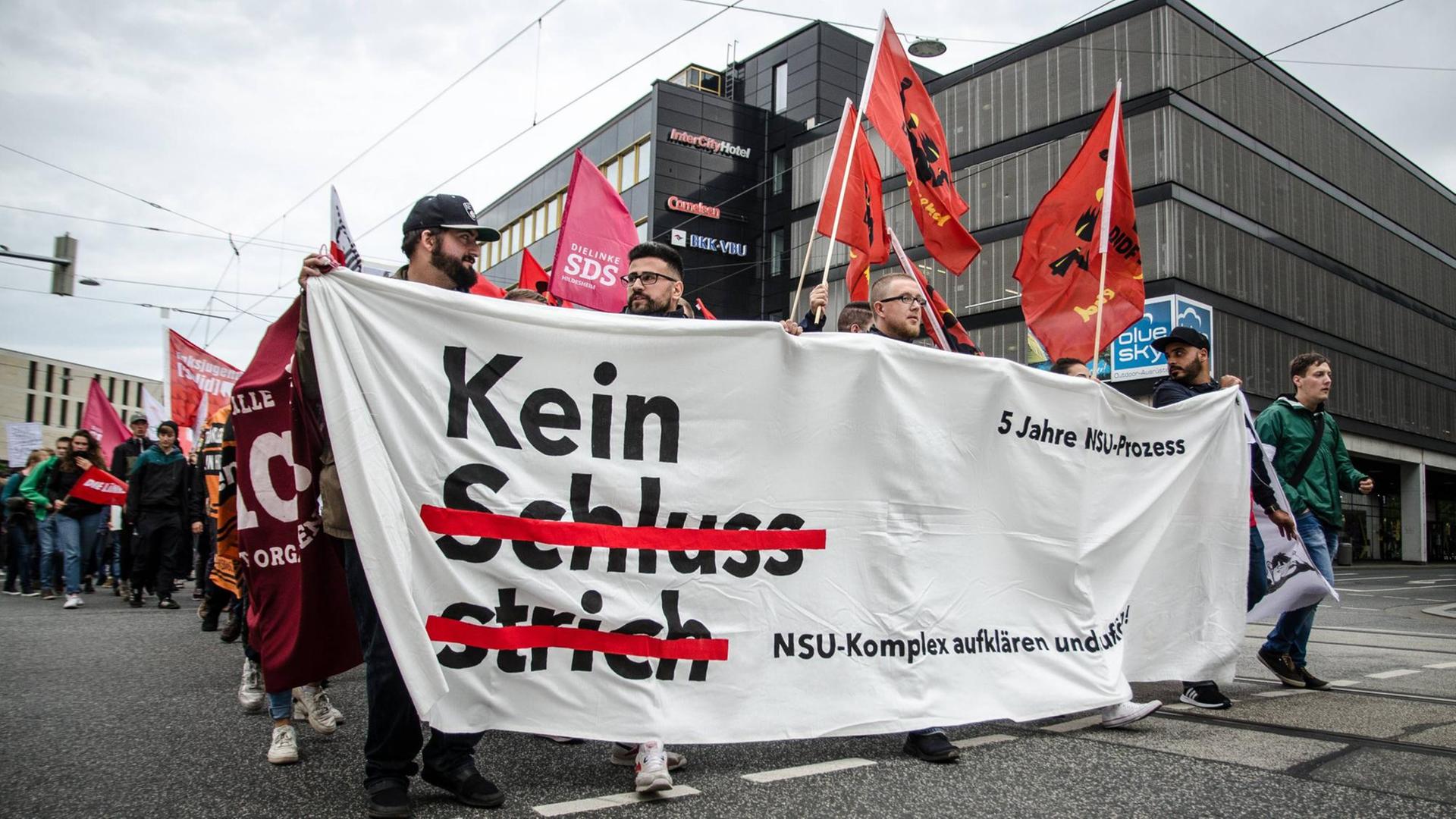 Anlässlich des Urteils im NSU-Prozess demonstrierten in Hannover bis zu 400 Menschen für eine weitergehende Aufklärung. Anlässlich des Urteils im NSU-Prozess demonstrierten in Hannover bis zu 400 Menschen für eine weitergehende Aufklärung.