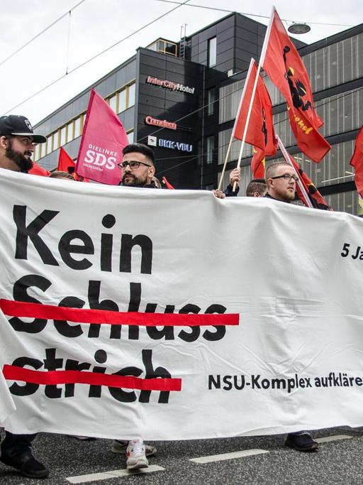 Anlässlich des Urteils im NSU-Prozess demonstrierten in Hannover bis zu 400 Menschen für eine weitergehende Aufklärung.