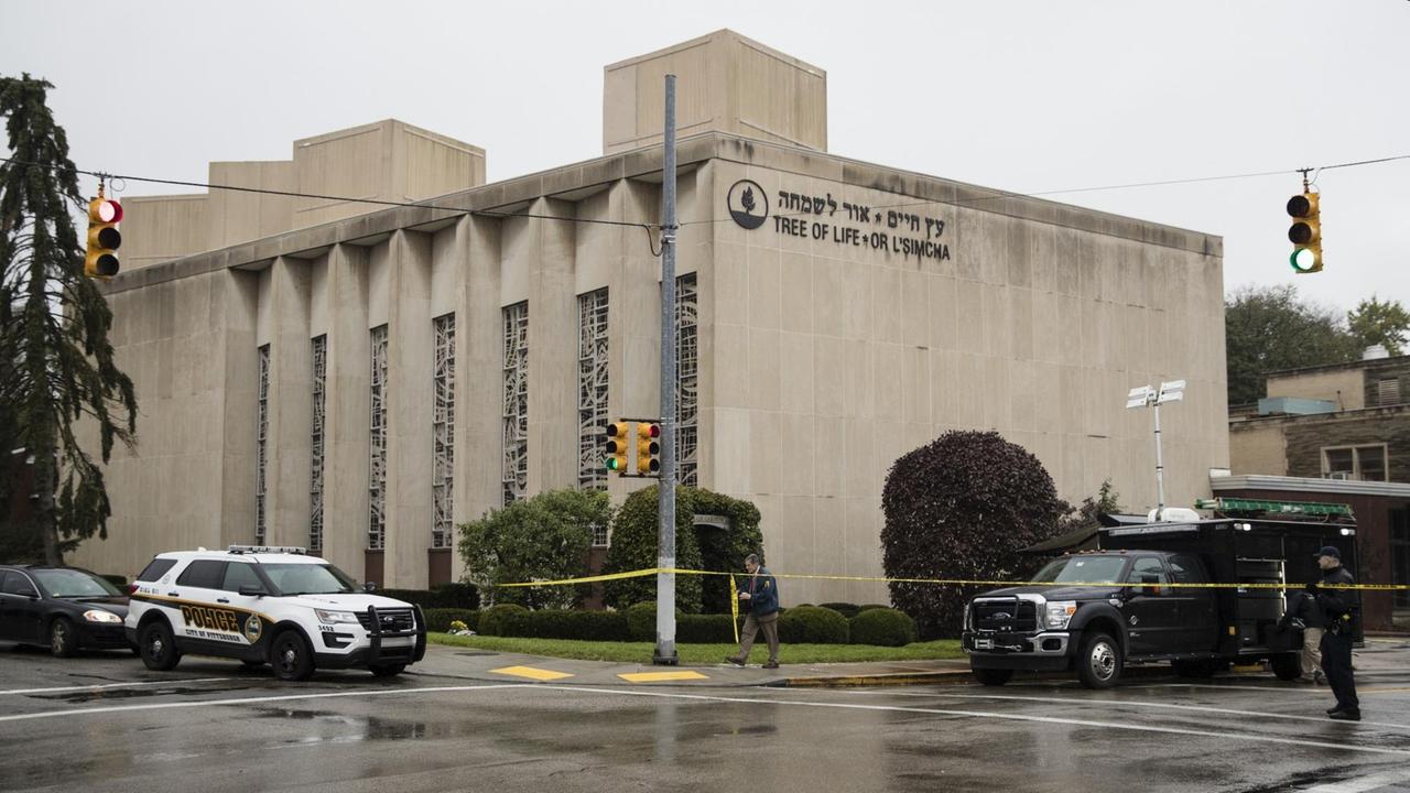 Die Polizei steht vor der Tree of Life Synagoge. Ein 46 Jahre alter Mann hat am Samstag bei einem antisemitisch motivierten Attentat auf die Synagoge elf Menschen getötet. Die Polizei steht vor der Tree of Life Synagoge. Ein 46 Jahre alter Mann hat am Samstag bei einem antisemitisch motivierten Attentat auf die Synagoge elf Menschen getötet.