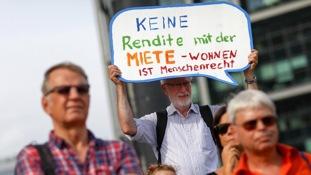 In vielen Städten demonstrieren Menschen gegen knappen Wohnraum In vielen Städten demonstrieren Menschen gegen knappen Wohnraum