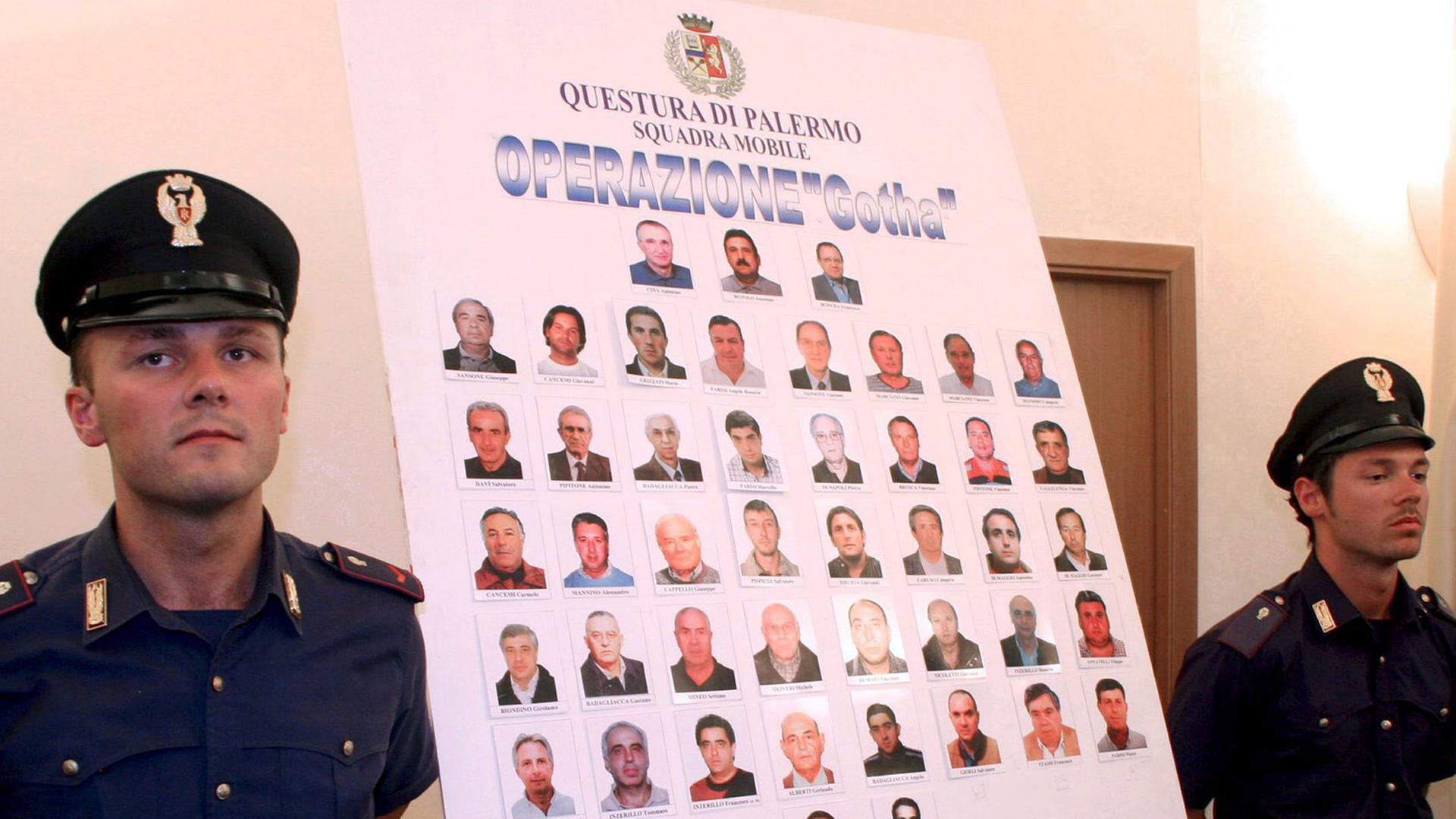 Polizisten präsentieren 2006 insgesamt 52 Mafia-Mitglieder, die im Rahmen der Operation "Ghota" verhaftet Polizisten präsentieren 2006 insgesamt 52 Mafia-Mitglieder, die im Rahmen der Operation "Ghota" verhaftet