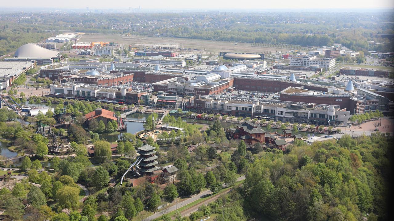 Blick vom Gasometer auf die Neue Mitte. Das Gelände der ehemaligen Gutehoffnungshütte Oberhausen wurde zum Einkaufs- und Erlebnisgebiet umstrukturiert. Blick vom Gasometer auf die Neue Mitte. Das Gelände der ehemaligen Gutehoffnungshütte Oberhausen wurde zum Einkaufs- und Erlebnisgebiet umstrukturiert.