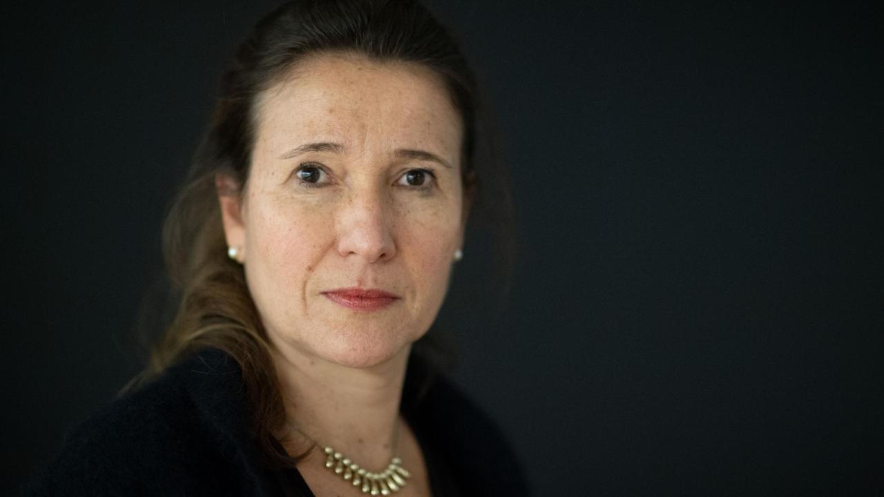 Inés de Castro, Leiterin des Linden-Museums steht vor einer dunklen Wand. Inés de Castro, Leiterin des Linden-Museums steht vor einer dunklen Wand.
