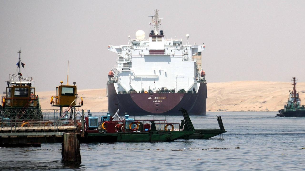 Containerschiff auf dem Suezkanal in Ägypten.