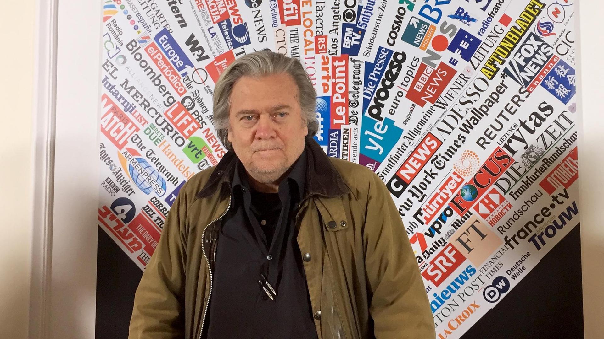 Der ehemalige Chefstratege von US-Präsident Trump, Steve Bannon, will sich in Rom während einer Pressekonferenz vor Journalisten äußern. Der ehemalige Chefstratege von US-Präsident Trump, Steve Bannon, will sich in Rom während einer Pressekonferenz vor Journalisten äußern.