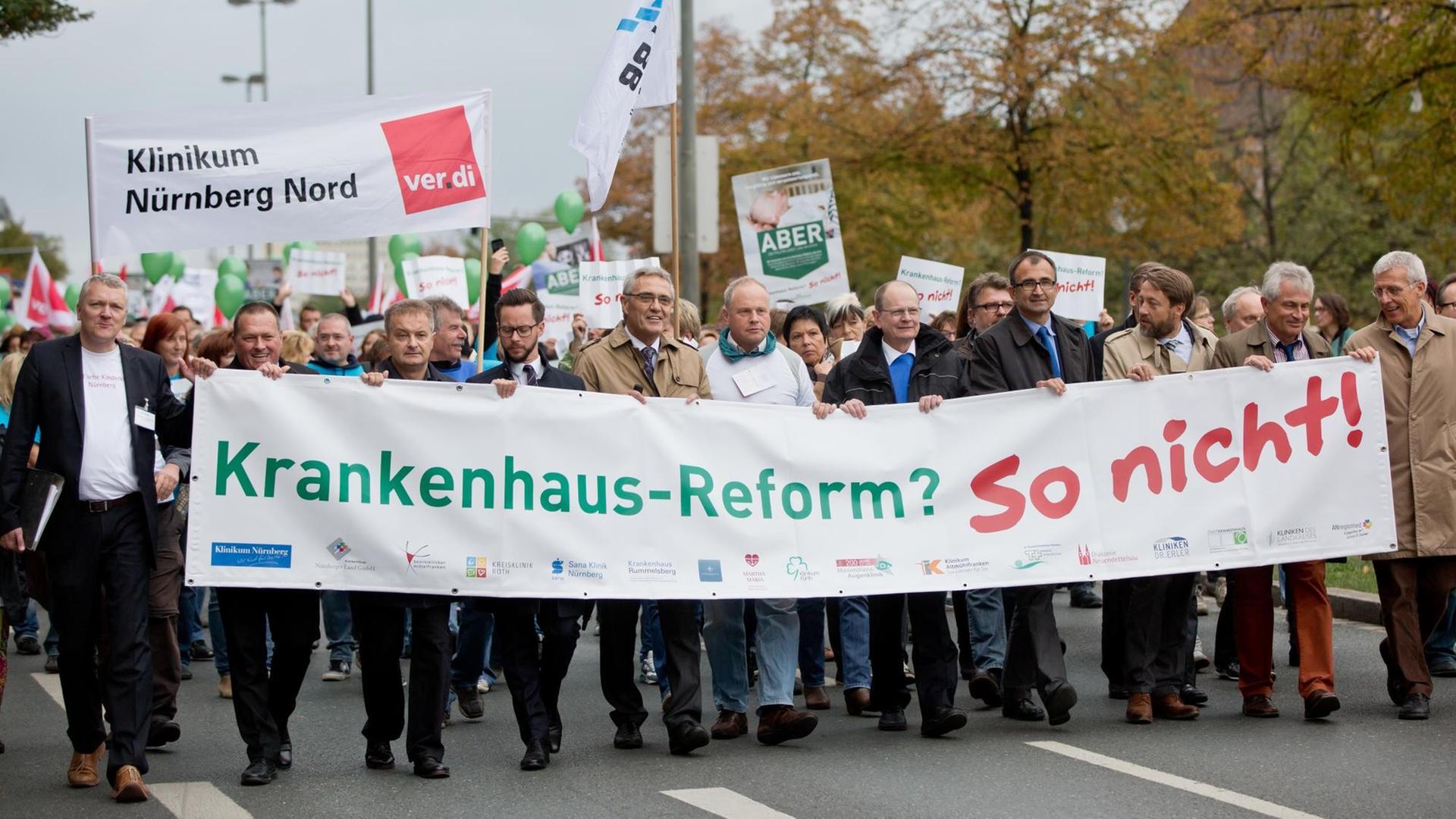 Geschäftsführer Mittelfränkischer Kliniken tragen am 23.09.2015 in Nürnberg (Bayern) einen Banner mit der Aufschrift "Krankenhaus-Reform? So nicht!". Mehrere hundert Klinikmitarbeiter protestierten gegen die bevorstehende Krankenhausreform. Geschäftsführer Mittelfränkischer Kliniken tragen am 23.09.2015 in Nürnberg (Bayern) einen Banner mit der Aufschrift "Krankenhaus-Reform? So nicht!". Mehrere hundert Klinikmitarbeiter protestierten gegen die bevorstehende Krankenhausreform.