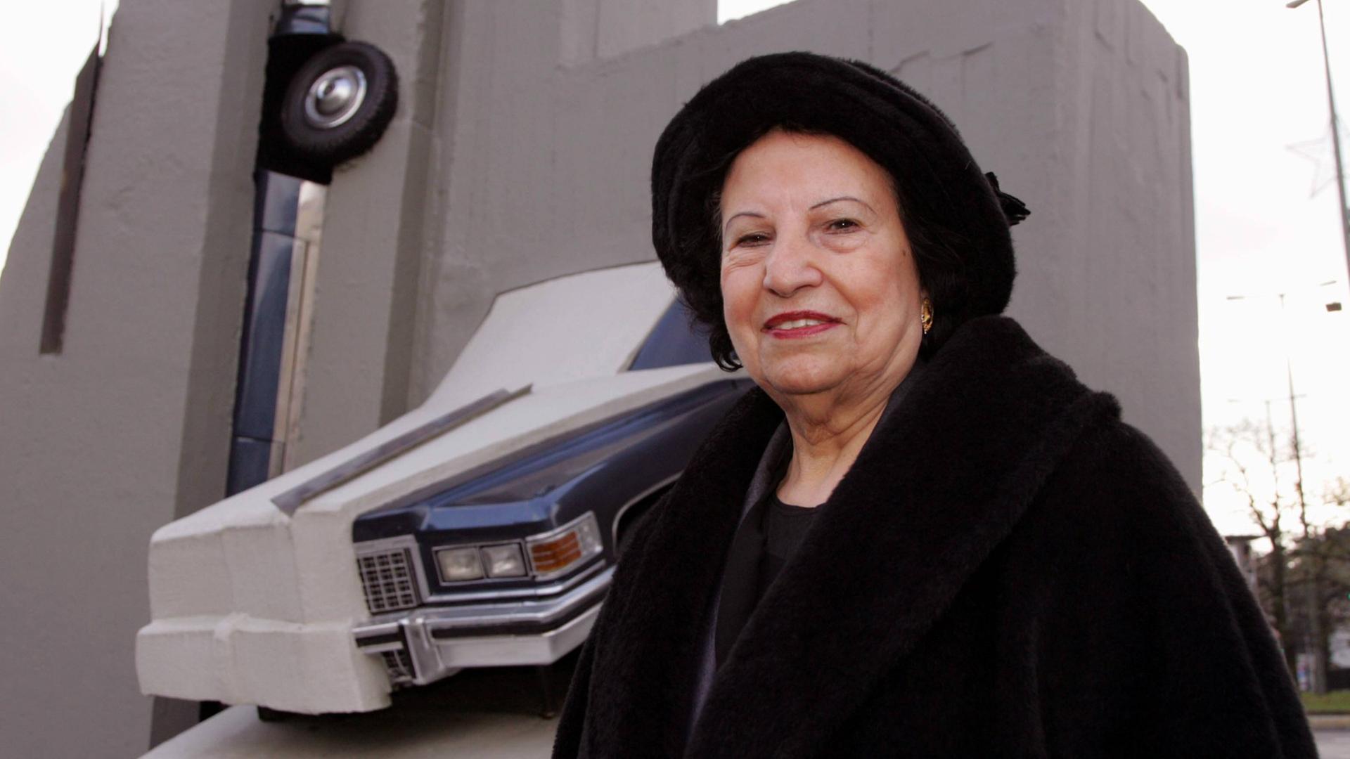Mercedes Guardado Vostell, die Ehefrau von Wolf Vostell, bei der Enthüllung der restaurierten Cadillac-Skulptur von Wolf Vostell in Berlin-Charlottenburg. Mercedes Guardado Vostell, die Ehefrau von Wolf Vostell, bei der Enthüllung der restaurierten Cadillac-Skulptur von Wolf Vostell in Berlin-Charlottenburg.