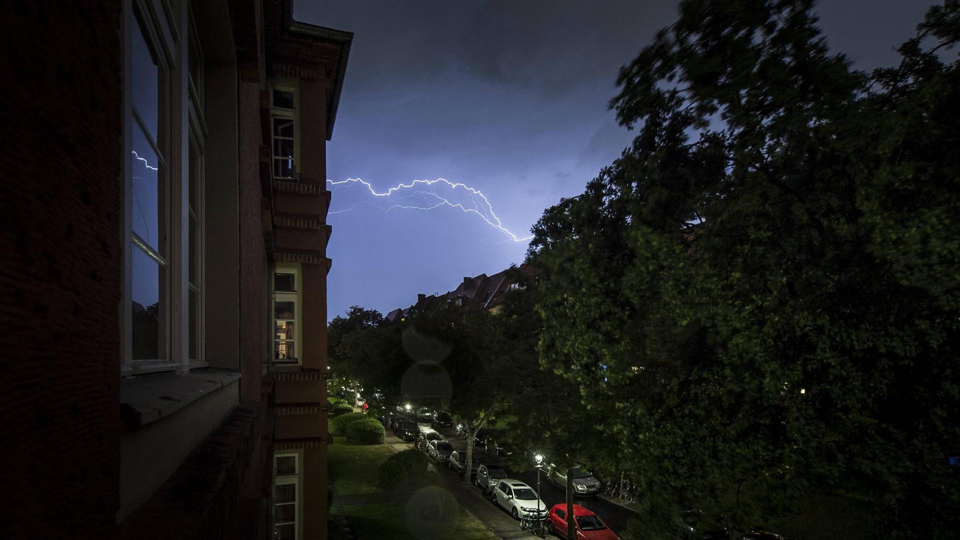 Blitze zücken im Rahmen eines Gewitters in Berlin bei Nacht. Blitze zücken im Rahmen eines Gewitters in Berlin bei Nacht.