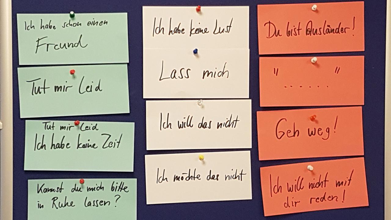 Schwierige Kommunikation: Auf Papierstreifen stehen Gesprächselemente wie "Ich will das nicht" und "Du bist Ausländer" Schwierige Kommunikation: Auf Papierstreifen stehen Gesprächselemente wie "Ich will das nicht" und "Du bist Ausländer"