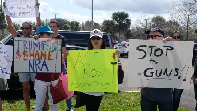 Schüler und Lehrer protestieren gegen die US-Waffenlobby NRA. Ein früherer Schüller hatte in der Marjory Stoneman Douglas High School in Parkland in Florida 17 Schüler und Lehrer erschossen.
