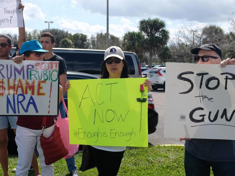 Schüler und Lehrer protestieren gegen die US-Waffenlobby NRA. Ein früherer Schüller hatte in der Marjory Stoneman Douglas High School in Parkland in Florida 17 Schüler und Lehrer erschossen.