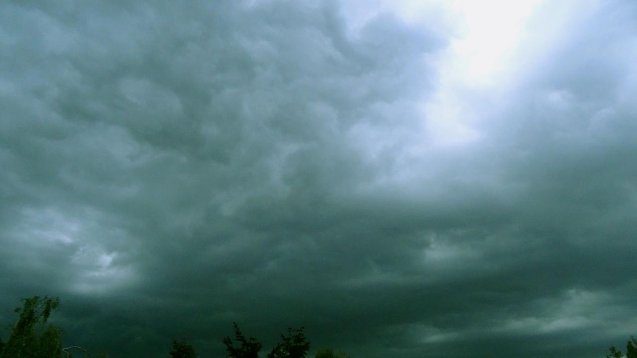 Blick in den Himmel über Neuss: Dunkle Gewitterwolken brauen sich zusammen Blick in den Himmel über Neuss: Dunkle Gewitterwolken brauen sich zusammen