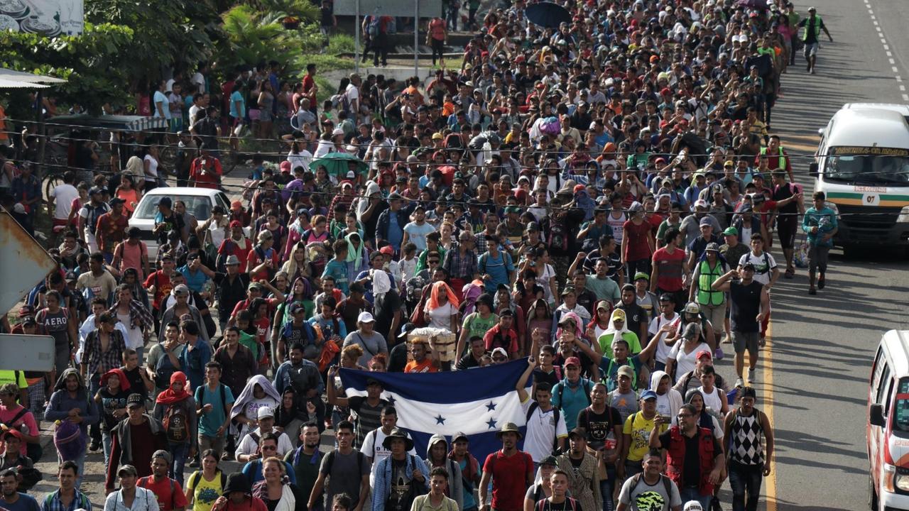 21.10.2018, Mexiko, Ciudad Hidalgo: Mittelamerikanische Migranten marschieren in Richtung USA. Foto: Iván Sánchez/dpa | Verwendung weltweit 21.10.2018, Mexiko, Ciudad Hidalgo: Mittelamerikanische Migranten marschieren in Richtung USA. Foto: Iván Sánchez/dpa | Verwendung weltweit
