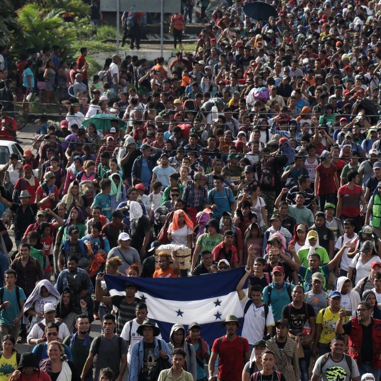 21.10.2018, Mexiko, Ciudad Hidalgo: Mittelamerikanische Migranten marschieren in Richtung USA. Foto: Iván Sánchez/dpa | Verwendung weltweit