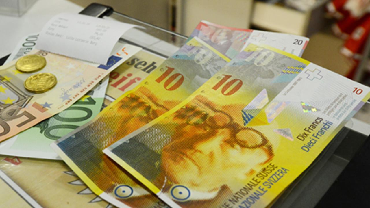 Schweizer Franken werden in Euro gewechselt. Schweizer Franken werden in Euro gewechselt.