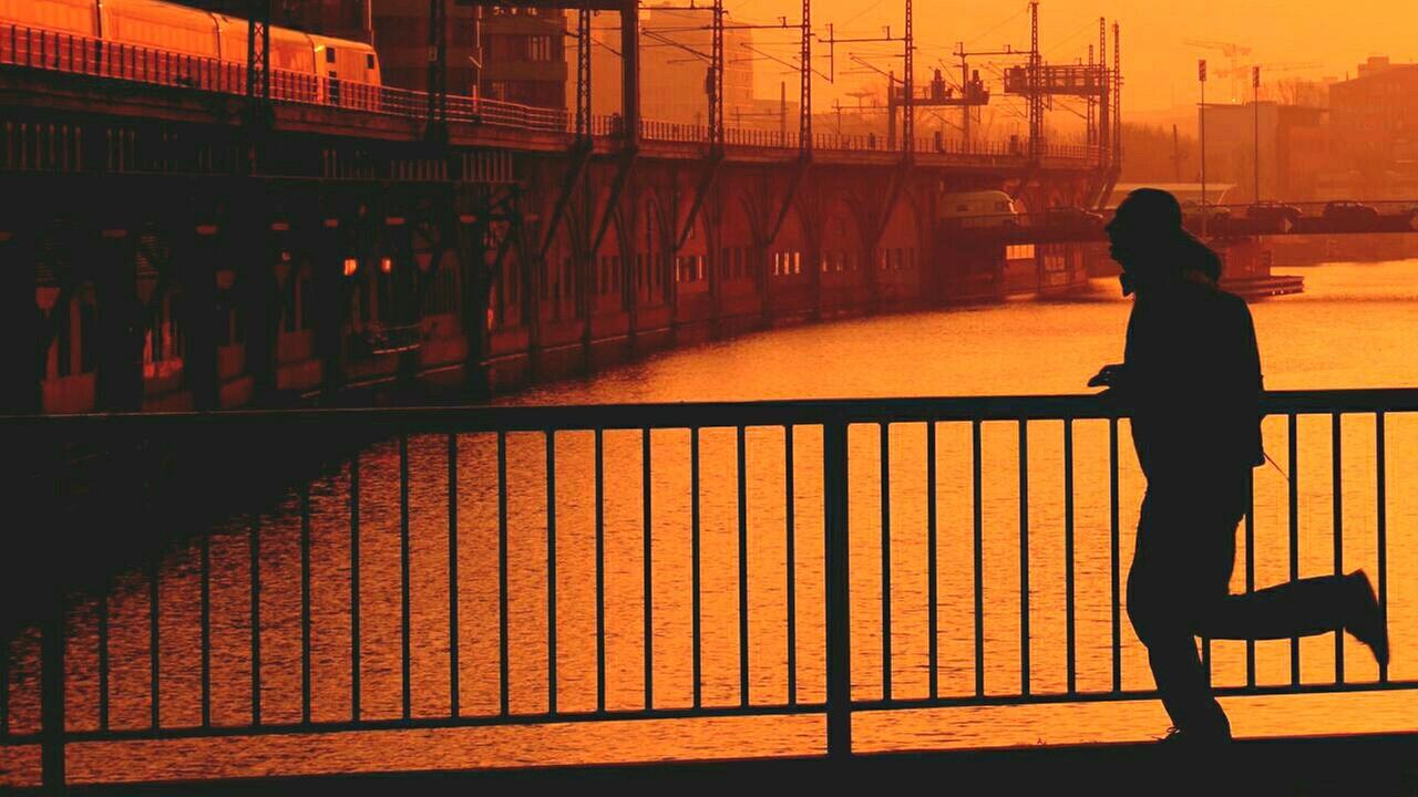 Die Silhouette eines Mannes auf der Flucht. Die Silhouette eines Mannes auf der Flucht.