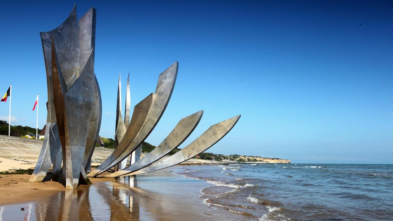 Denkmal am Omaha Beach zur Erinnerung an den D-Day. Denkmal am Omaha Beach zur Erinnerung an den D-Day.